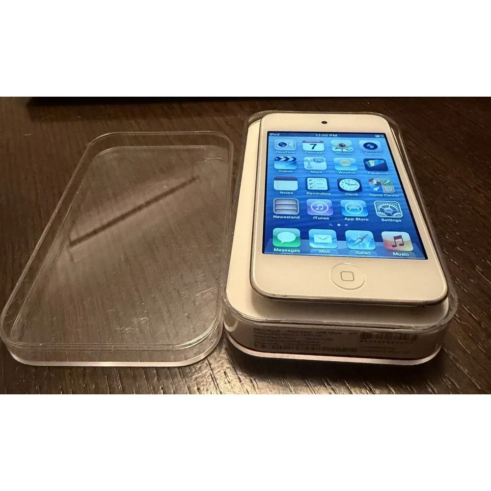 Apple iPod Touch 4th Gen 16GB White ME179LL/A - BUNDLED